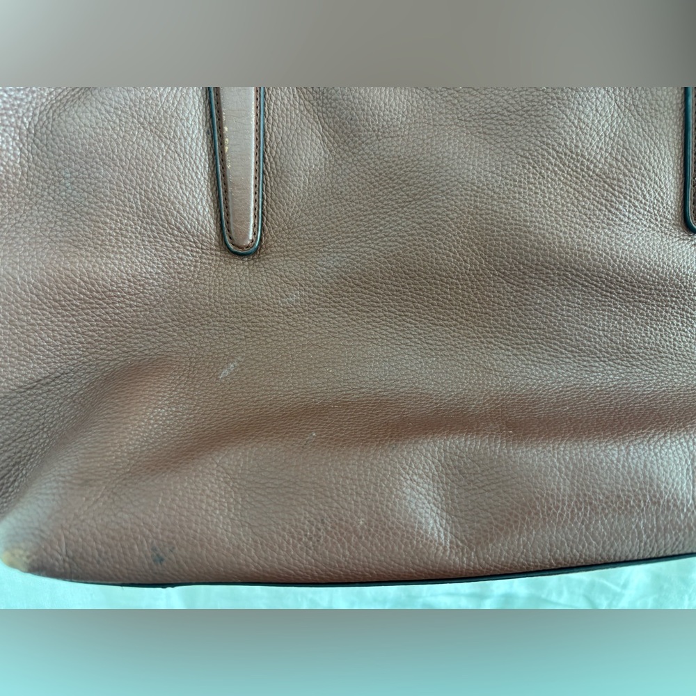 Beautiful Pebbled Leather Coach bag with Gold Details: - Picture 7 of 15